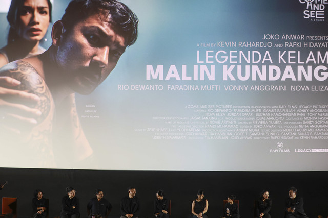 Aktor Rio Dewanto bersama artis lainya Faradina Mufti dan Nova Eliza saat konferensi pers film Legenda Kelam Malin Kundang di Epicentrum, Jakarta, Senin, 19/5/2025). Foto: Agus Apriyanto