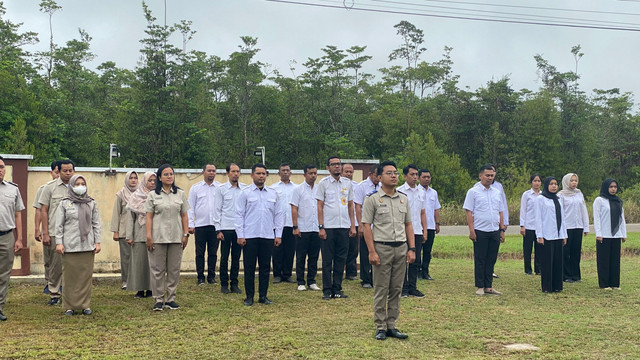 Upacara peringatan Harkitnas di Halaman Kantah Sekadau. Foto: Dok. Kantah Sekadau
