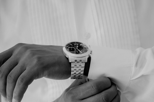 ilustrasi rekomendasi jam tangan pria untuk wedding. sumber: unsplash/fray bekele