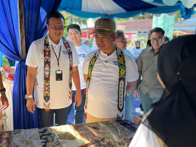 VP Sustainability Telkom Gunawan Wasisto Ciptaning Andri (kiri) dan Wali Kota Tarakan dr. H. Khairul, M.Kes (kanan) saat mengunjungi booth UMKM lokal unggulan binaan Rumah BUMN Telkom saat roadshow GoZero% Goes to Borneo di Tarakan, Kalimantan Utara. Foto: Dok. Telkom