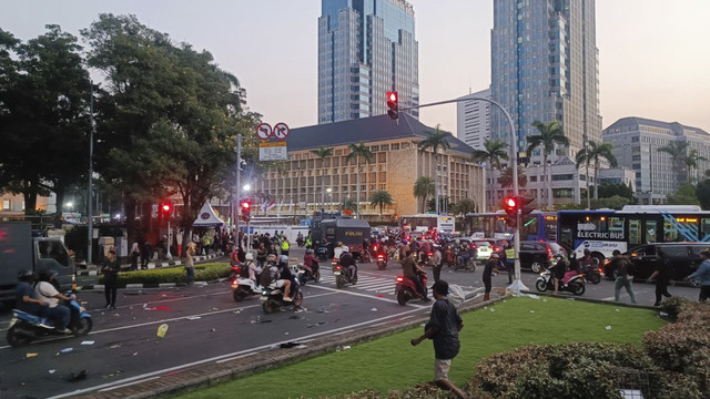 Massa aksi demo ojol di Patung Kuda membubarkan diri usai Kemenkopolkam menerima audensi dari mereka, Senin (20/5/2025). Foto: Thomas Bosco/kumparan