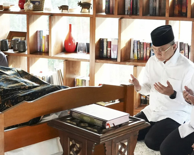 Zulkifli Hasan saat melayat ke rumah almarhum suami Najwa Shihab di Jakarta, Selasa (20/5/2025). Foto: Instagram/ @zul.hasan