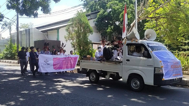 Para dosen di Universitas Sam Ratulangi (Unsrat) Manado, berjalan kaki saat menggelar aksi demo menuntut agar rektorat memberikan remunerasi yang sesuai aturan dan berlaku adil.