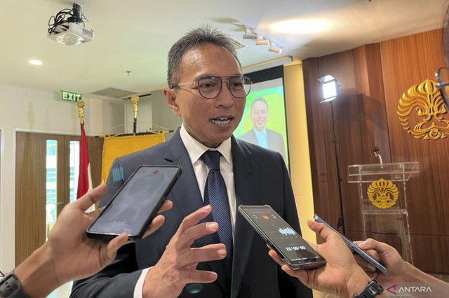 Dokter anak Dr. dr. Piprim Basarah Yanuarso, Sp.A(K), saat ditemui usai ujian terbuka promosi doktornya, di Jakarta, Selasa (20/5/2025). Foto: Sri Dewi Larasati/Antara