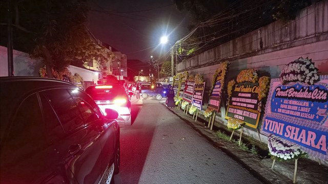 Jajaran karangan bunga berisi ucapan belasungkawa untuk Ibrahim Sjarief tersebar di sepanjang jalan menuju Rumah Najwa Shibab di kawasan Jeruk Purut, Cilandak, Jakarta Selatan, Kamis (20/5/2025). Foto: Thomas Bosco/kumparan