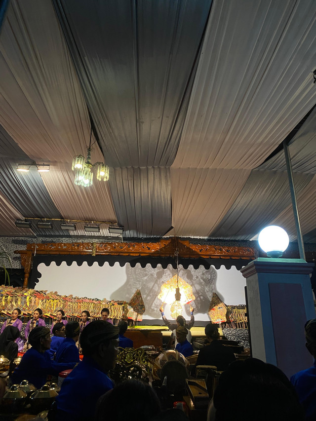 Pagelaran wayang kulit di desa Jrakahpayung (sumber: difoto langsung dari lokasi oleh author)