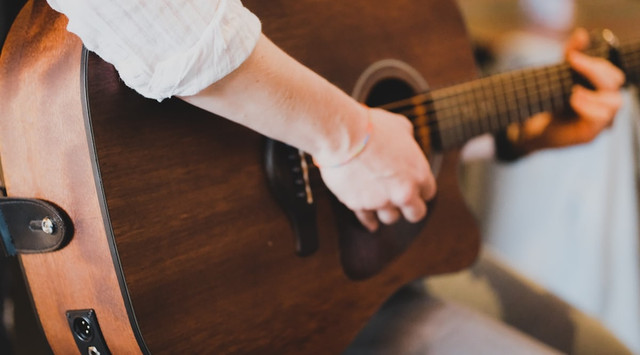 Ilustrasi Chord Gitar Bertahta di Atas Tanah Mereka   Sumber Unsplash/Annika Wischnewsky