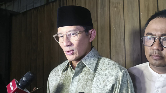 Sandiaga Uno saat melayat ke rumah duka meninggalnya suami Najwa Shihab, Ibrahim Sjarief Assegaf di Jeruk Purut, Jaksel, Selasa (20/5/2025). Foto: Thomas Bosco/kumparan