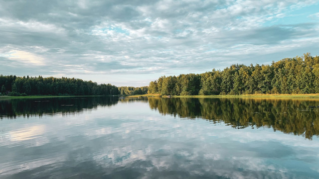 Situ Cikaret. Foto hanya ilustrasi, bukan tempat sebenarnya. Sumber: unsplash.com/Anna Tsareva.