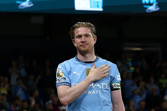 Pemain Manchester City Kevin De Bruyne menyapa para suporter saat laga terkahirnya di Stadion Etihad, Manchester, Inggris, Selasa (20/5/2025). Foto: Lee Smith/REUTERS