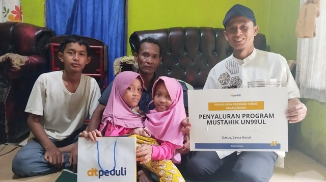DT Peduli Garut Bantu Ayah dan Putri Kembar Siam di Desa Cimanuk, Kec. Wanaraja, Kab. Garut (Sumber : DT Peduli)