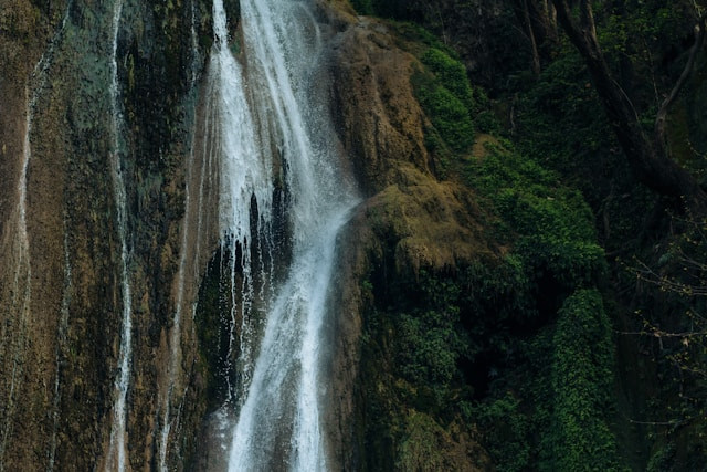 Air Terjun Waimarang. Foto hanyalah ilustrasi, bukan tempat yang sebenarnya. Sumber: Unsplash/Adolfo Félix