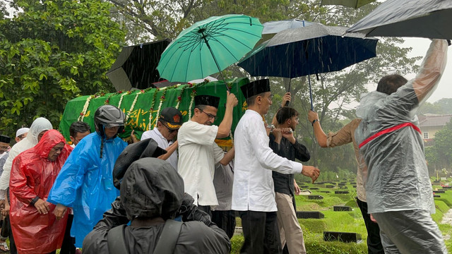 Pemakaman Ibrahim Sjarief, suami Najwa Shihab di TPU Jeruk Purut, Jakarta Selatan, Rabu (21/5). Foto: Rayyan Farhansyah/kumparan