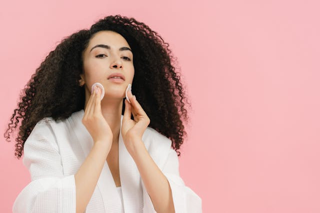 Ilustrasi Rekomendasi Micellar Water di Indomaret. Sumber: Pexels/SHVETSproduction