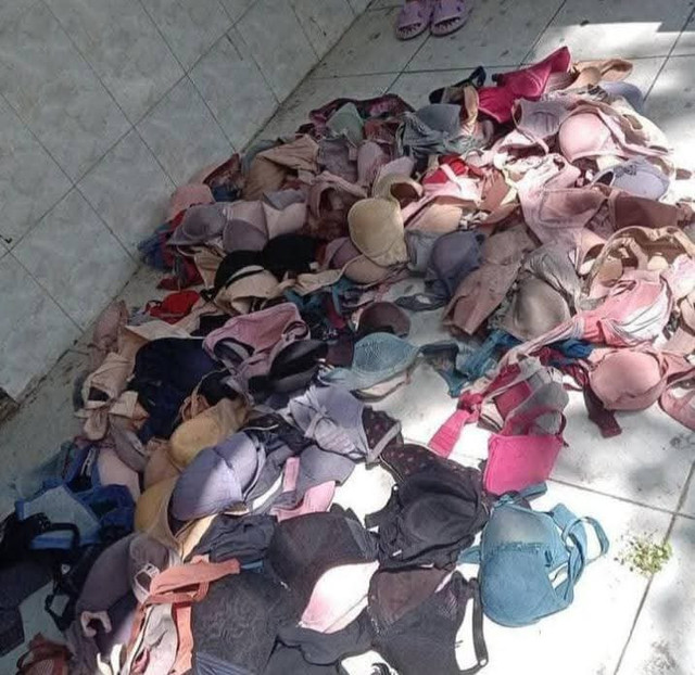 Tumpukan bra di bangunan bekas SD di Desa Krangkong, Kecamatan Kepohbaru, Kabupaten Bojonegoro. Foto: Dok. Istimewa