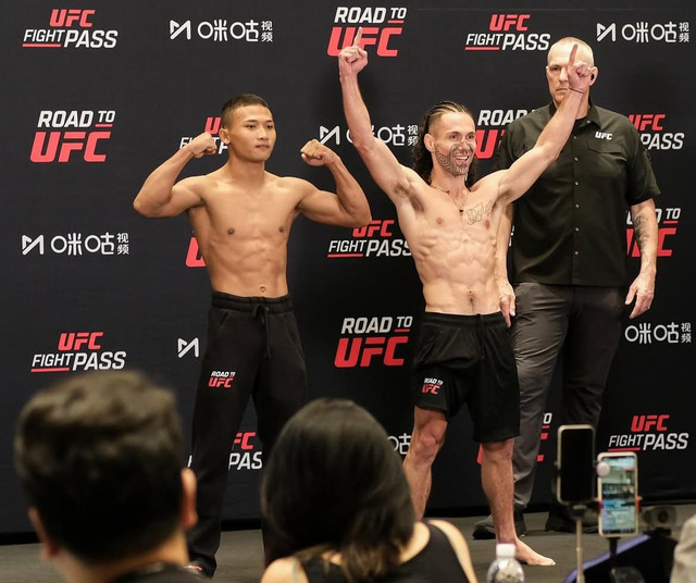Rio Tirto petarung asal Kalbar face to face bersama lawannya yang akan main di Road to UFC nanti. Foto: Dok. instagram @rio_tirto.