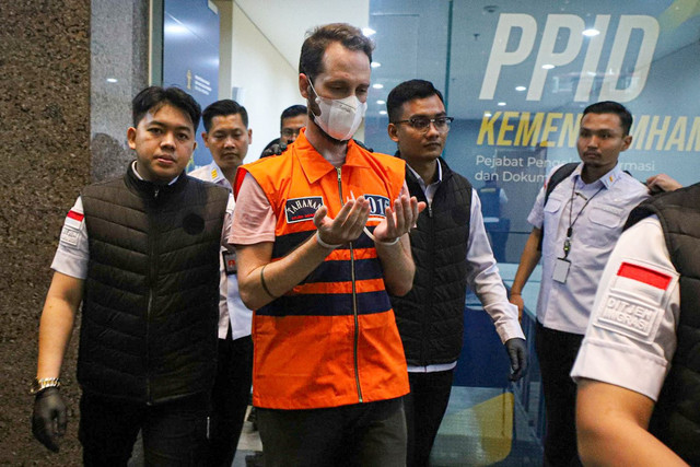 Petugas menunjukan warga negara Amerika Serikat berinisial (TK) sebagai tersangka kasus produksi konten pornografi di Indonesia saat konpers di Gedung Ditjen Imigrasi, Jakarta, Rabu (21/5/2025). Foto: Iqbal Firdaus/kumparan