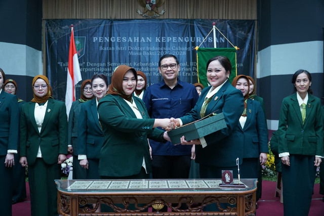 (depan, kiri ke kanan) Dyan Asra Al Fauzi, Ketua purna IIDI cabang Surabaya, Ketua IDI Surabaya Dr dr Brahmana Askandar SpOG(K), dan Widya Beta Subakti Ketua IIDI Surabaya periode 2025-2028.