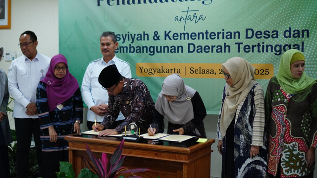 Mendes PDTT, Yandri Susanto, dalam penandatanganan nota kesepahaman (MoU) bersama PP ‘Aisyiyah, Selasa (20/5). Foto: Dok. UNISA Yogyakarta