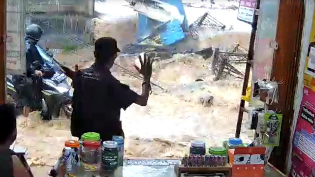 Detik-detik tembok jebol di Jalan AUP Pasar Minggu usai hujan deras guyur Jakarta, Rabu (21/5/2025). Foto: Thomas Bosco/kumparan