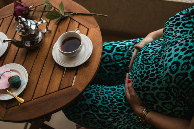 Ilustrasi ibu hami minum teh manis. Foto: Unsplash.com