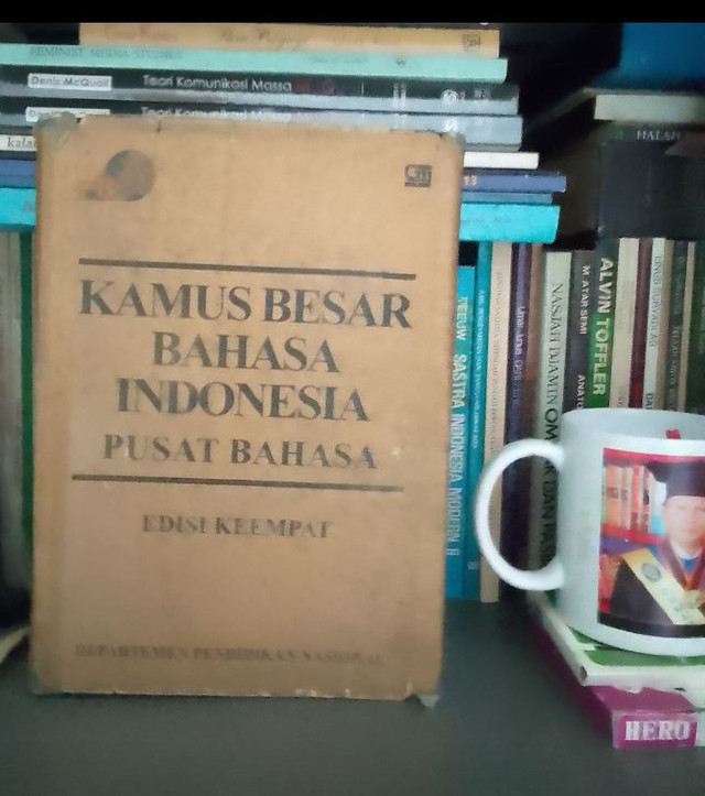 Kamus Besar Bahasa Indonesia Edisi IV dalam bentuk buku yang beratnya hampir satu kilogram. Lumayan merepotkan saat menggunakan. (Foto: Mohamad Jokomono)