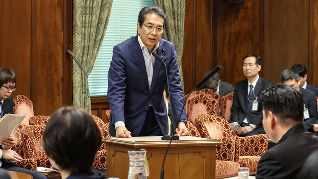 Menteri Pertanian Jepang Taku Eto (tengah) menanggapi pertanyaan tentang pernyataannya sendiri bahwa ia tidak pernah membeli beras, pada rapat Komite Anggaran Dewan Perwakilan Rakyat di dalam gedung parlemen di Tokyo pada tanggal 19 Mei 2025.  Foto: STR / JIJI PRESS / AFP