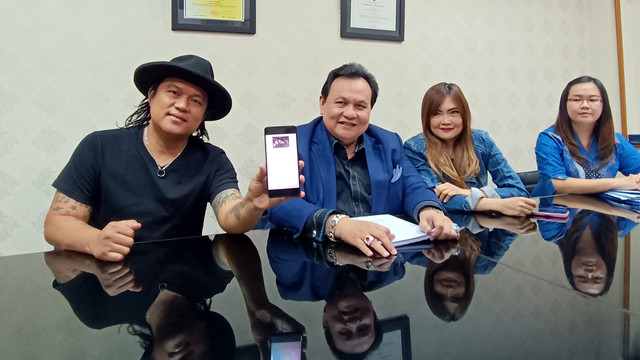 Posan Tobing (kiri) di kantor Minola Sebayang, Kuningan, Jakarta Selatan, Rabu (21/5).  Foto: Giovanni/kumparan