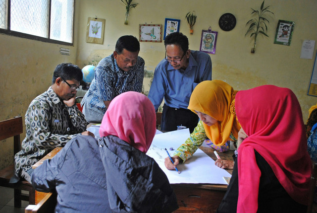 Ilustrasi Cara Entry Nilai Rapor oleh Kepala Sekolah SMP, sumber gambar: Unsplash/Husniai Salma