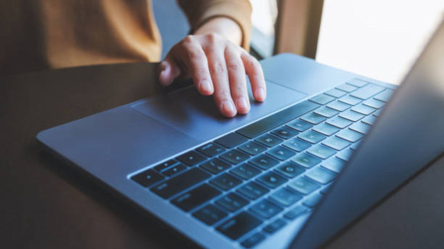Ilustrasi cara mengembalikan kursor yang hilang di laptop Dell. Foto: iStock