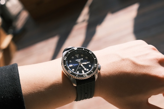 ilustrasi rekomendasi jam tangan pria tanpa baterai. sumber: unsplash/minku kang