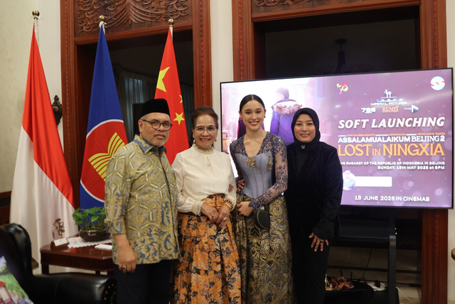Dubes RI untuk Tiongkok bersama cast film Assalamualaikum Beijing 2: Lost In Ningxia. Foto: Istimewa