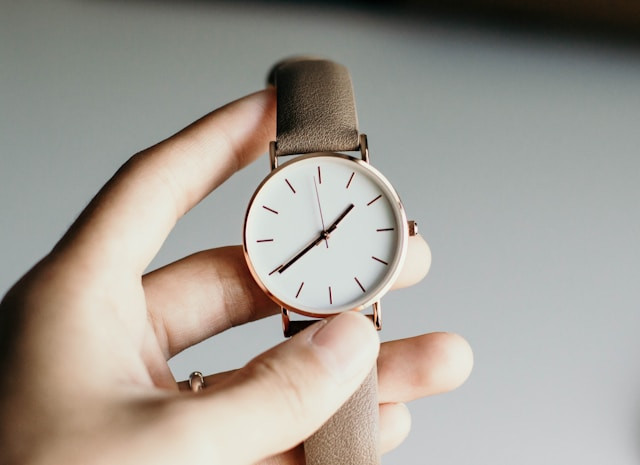 ilustrasi cara membedakan jam tangan pria dan wanita. sumber: unsplash/jaelynn castillo
