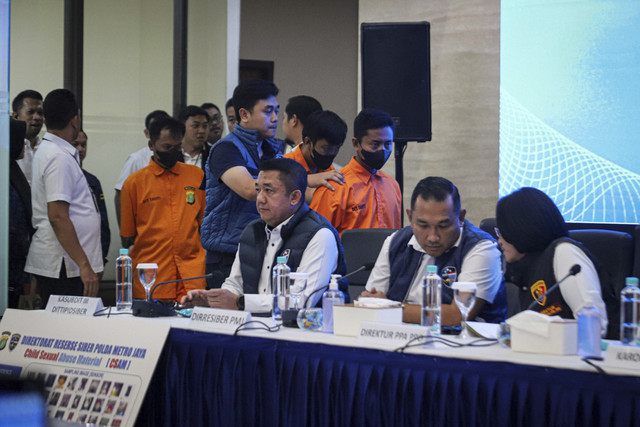Bareskrim Polri membawa tersangka kasus grup Facebook Fantasi Sedarah saat dihadirkan di Bareskrim Polri pada Rabu (21/5/2025). Foto: Iqbal Firdaus/kumparan