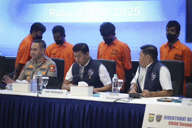 Bareskrim Polri membawa tersangka kasus grup Facebook Fantasi Sedarah saat dihadirkan di Bareskrim Polri pada Rabu (21/5/2025). Foto: Iqbal Firdaus/kumparan