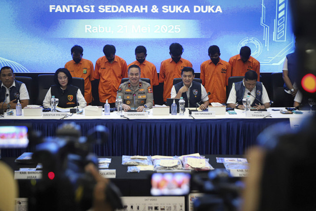 Bareskrim Polri membawa tersangka kasus grup Facebook Fantasi Sedarah saat dihadirkan di Bareskrim Polri pada Rabu (21/5/2025). Foto: Iqbal Firdaus/kumparan