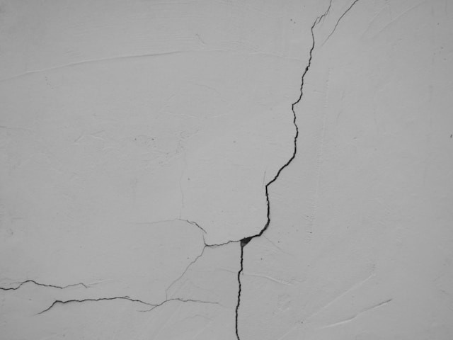 Ilustrasi Cara Menambal Cor yang Retak. Foto: dok. Unsplash/Lallaoke