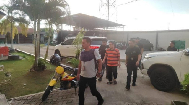 Anggota DPRD Singkawang pelaku pencabulan anak di bawah umur saat dibawa ke Mapolres Singkawang. Foto: Dok. Polres Singkawang