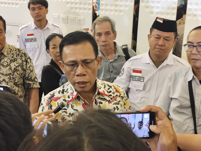Bupati Tapanuli Tengah Masinton Pasaribu menjawab pertanyaan wartawan di Hotel JS Luwansa, Jakarta Selatan, Rabu (21/5/2025). Foto: Alya Zahra/kumparan 