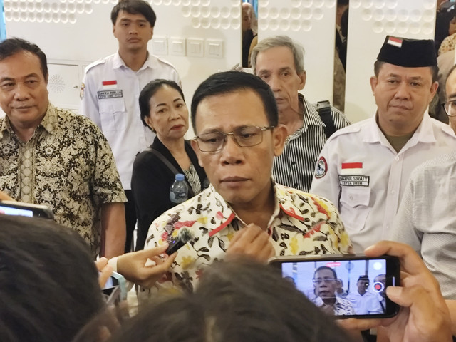 Bupati Tapanuli Tengah Masinton Pasaribu menjawab pertanyaan wartawan di Hotel JS Luwansa, Jakarta Selatan, Rabu (21/5/2025). Foto: Alya Zahra/kumparan 