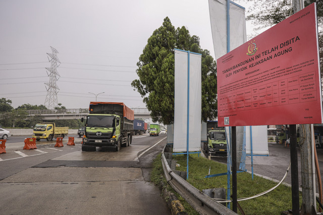 Plang penyitaan terpasang di rest area km 21 B Jalan Tol Jagorawi, Gunung Putri, Bogor, Jawa Barat, Rabu (21/5/2025). Foto: Dhemas Reviyanto/ANTARA FOTO