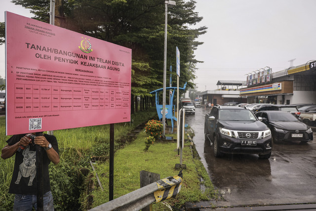 Pekerja memasang plang penyitaan di rest area km 21 B Jalan Tol Jagorawi, Gunung Putri, Bogor, Jawa Barat, Rabu (21/5/2025). Foto: Dhemas Reviyanto/ANTARA FOTO