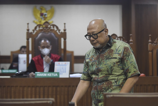 Terdakwa kasus dugaan korupsi proyek pembangunan Jalan Tol Jakarta-Cikampek (Japek) II atau Tol Layang MBZ Dono Parwoto (kanan) mengikuti sidang pembacaan putusan di Pengadilan Tipikor, Jakarta, Rabu (21/5/2025). Foto: Indrianto Eko Suwarso/ANTARA FOTO