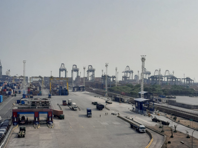 Foto ini menunjukkan aktivitas industri di Tanjung Priok yang kontras dengan klaim keberlanjutan. (Sumber Foto : Ghefira Isyraq Kirana)