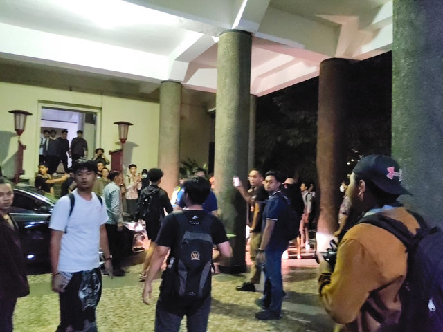 Diskusi antara mahasiswa dengan Rektor UGM Prof Ova Emilia berakhir dengan keributan, Rabu (21/5/2025). Foto: Arfiansyah Panji Purnandaru/kumparan