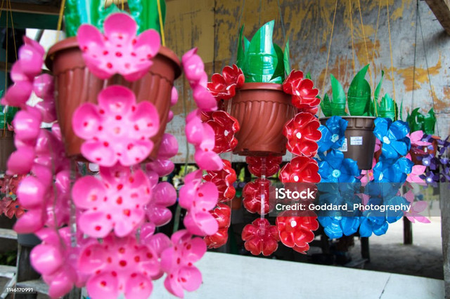 Ilustrasi mengolah barang bekas menjadi lebih bermanfaat. Sumber: Pexels