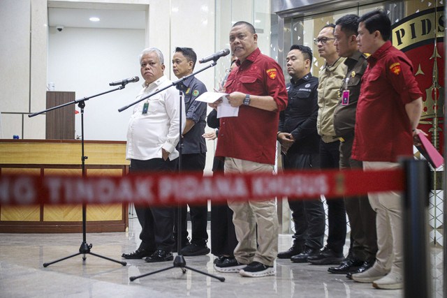 Kapuspenkum Kejaksaan Agung Harli Siregar dan Direktur Penyidikan Jampidsus Kejagung Abdul Qohar memberikan keterangan pers terkait kasus korupsi di PT Sritex di Kejaksaan Agung RI, Jakarta, Rabu (21/5/2025). Foto: Iqbal Firdaus/kumparan