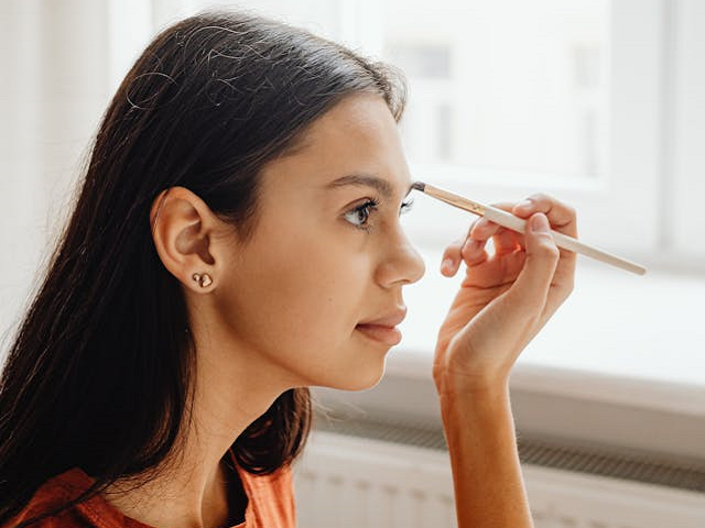 Ilustrasi merk pensil alis yang bagus tidak luntur. Sumber: pexels.com/KarolinaGrabowska.