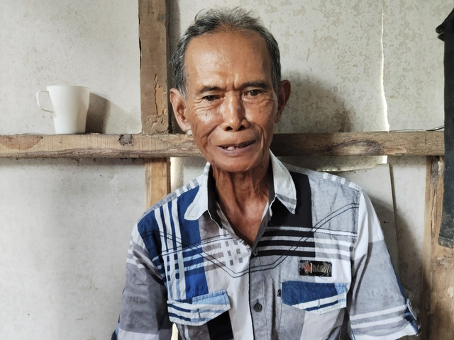 Sarta (69) kakek dari seorang remaja yang mengalami perubahan kelamin dari perempuan menjadi laki-laki di Karawang. Foto: Dok. Istimewa