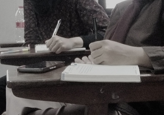 "Feminitas seperti identitas budaya—cair dan kompleks." (sumber: dokumen pribadi)